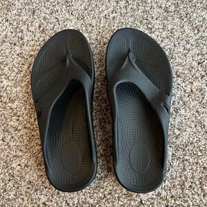 Oofos Men's Black Sandals